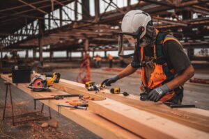 Man die werkt met bouwmaterialen voor een gebouwenverzekering, CAR verzekering of inventaris/goederenverzekering.